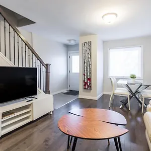 Spacious 3 Bdrm Near Downtown Holiday home
